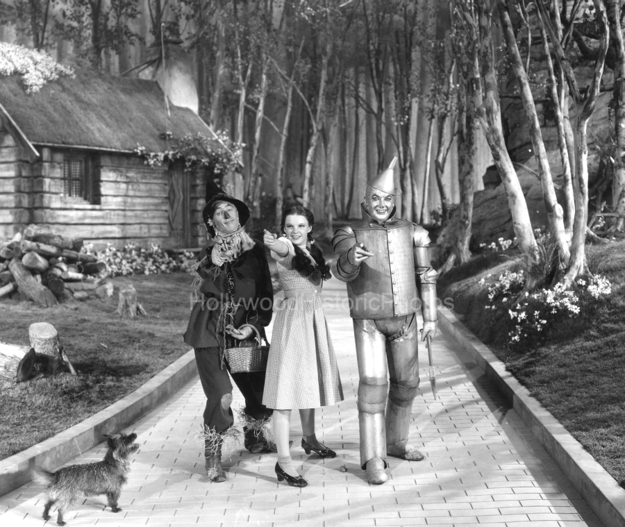 The Wizard of Oz 1939 16 The Yellow Brick Road.jpg